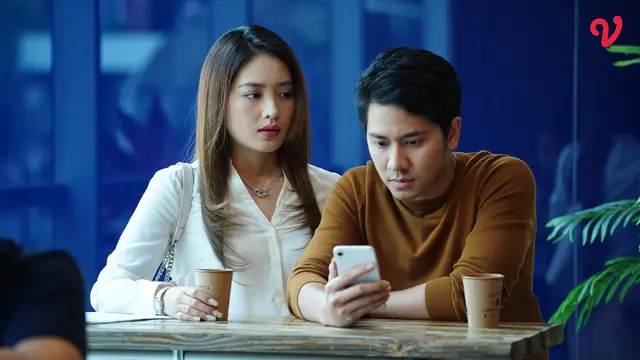 Natasha Wilona dan Emir Mahira dalam serial Happy Birth-Die. [Foto: Vidio]