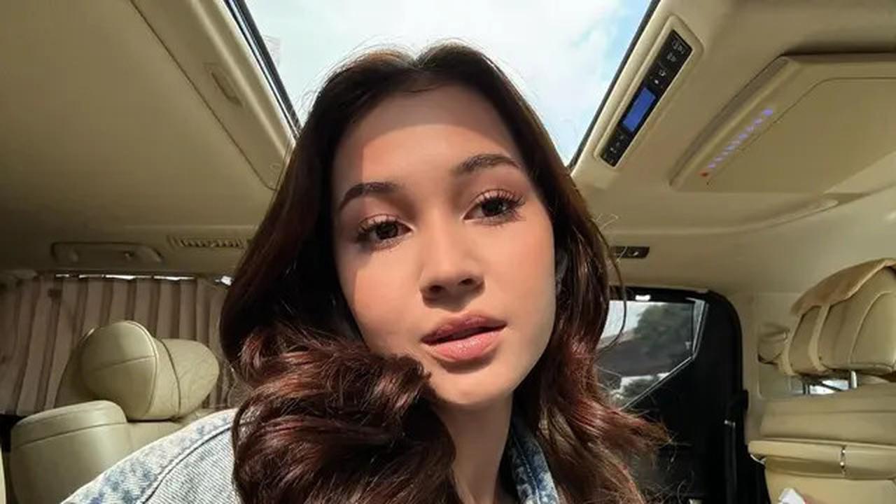 Dengan latina makeup berwarna nude, Sandrina Michelle menonjolkan kecantikannya dengan bulu mata yang lentik dan bibir yang penuh.<br>