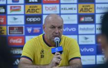 Bojan Hodak Tak Ambil Pusing Respon Kecewa Saddil Ramdani: Strategi Jitu di Balik Kemenangan 10 Pemain Persib?