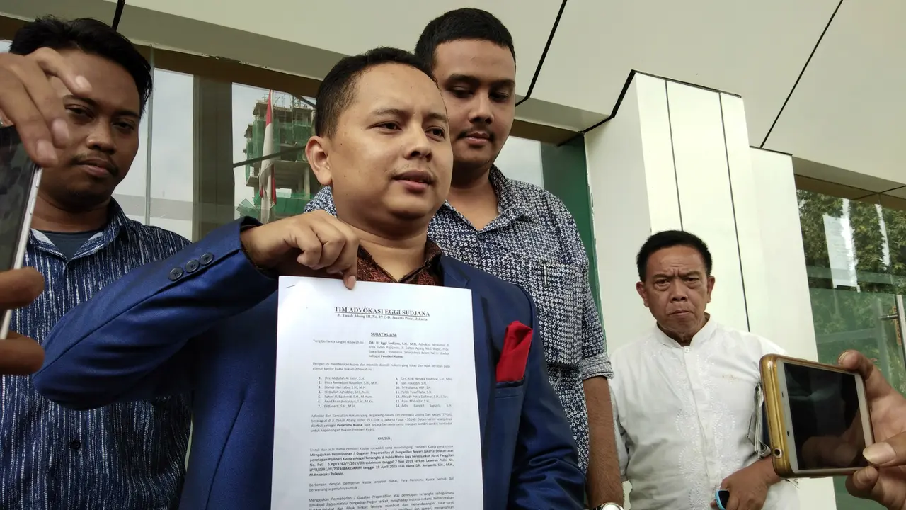 Eggi Sudjana diwakilkan pengacaranya mendaftarkan gugatan status tersangka yang disematkan Polda Metro Jaya ke Pengadilan Negeri Jakarta Selatan, Jumat (10/5/2019).