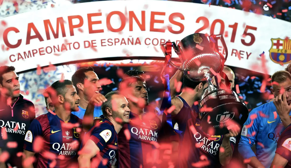 Pemain Barcelona merayakan gelar Copa del Rey (King's Cup) setelah mengalahkan Athletic Club Bilbao3-1 di Stadion Camp Nou, Barcelona ( 30/5/2015). (AFP Photo/Lluis Gene) 