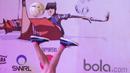 Freestyler, Mathias Andriyadi melakukan kontrol bola dengan posisi badan terbalik pada final Indonesia Freestyle Football Championship 2015 di Mall Pluit Village, Jakarta, Sabtu (14/11/2015). (Bola.com/Vitalis Yogi Trisna)