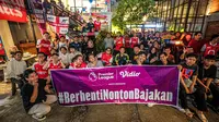 Pendukung Arsenal yang tergabung ke dalam AIS (Arsenal Indonesia Supporters) berfoto bersama setelah Roaring Night Liga Inggris melawan Tottenham Hotspur di The Ground at Nipah, Jakarta Selatan, Minggu (28/04/2024). (Bola.com/Bagaskara Lazuardi)