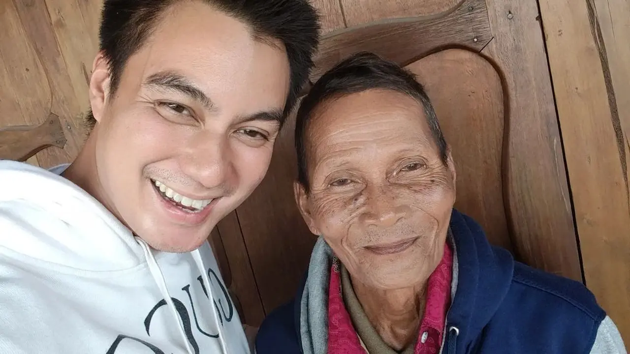 Baim Wong Temui Langsung Kakek Viral yang Mengaku Digaji dengan Uang Mainan