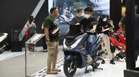 Pengunjung IIMS 2022 menjajal produk sepeda motor Honda. (AHM)
