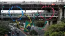 Pendaki profesional membuat Bentuk Cincin Olimpiade 2016 di sebuah jembatan di Sao Paulo, Brasil (31/7). Aksi ini dilakukan untuk menyambut dan memeriahkan Olimpiade 2016. (REUTERS/Paulo Whitaker) 
