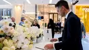 Perdana Menteri New South Wales Chris Minns menandatangani buku duka cita saat memberikan penghormaatan untuk para korban yang kehilangan nyawa mereka dalam serangan pisau di pusat perbelanjaan Westfield Bondi Junction di Sydney, Kamis (18/4/2024). (BIANCA DE MARCHI / POOL / AFP)
