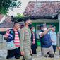 Bupati Pamekasan Baddrut Tamam meninjau lokasi banjir. (Foto: Facebook Ra Baddrut Tamam).