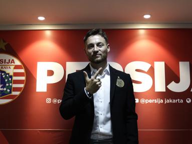 Marc Anthony Klok saat diperkenalkan Persija Jakarta di Kantor Persija, Kuningan, Jakarta, Sabtu (31/1). Persija resmi memboyong Marc Klok dengan kontrak berdurasi empat musim.(Bola.com/Yoppy Renato)