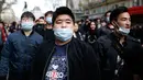Sejumlah massa melakukan demonstrasi di Place de la Republique, di Paris, Prancis (2/4). Sebelumnya, unjuk rasa serupa telah terjadi beberapa kali di ibu kota Prancis tersebut dalam beberapa minggu terakhir. (AFP/Benjamin Cremel)