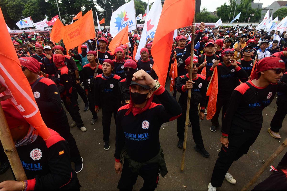 FOTO: Ribuan Buruh Geruduk DPR, Usung Enam Tuntutan Utama
