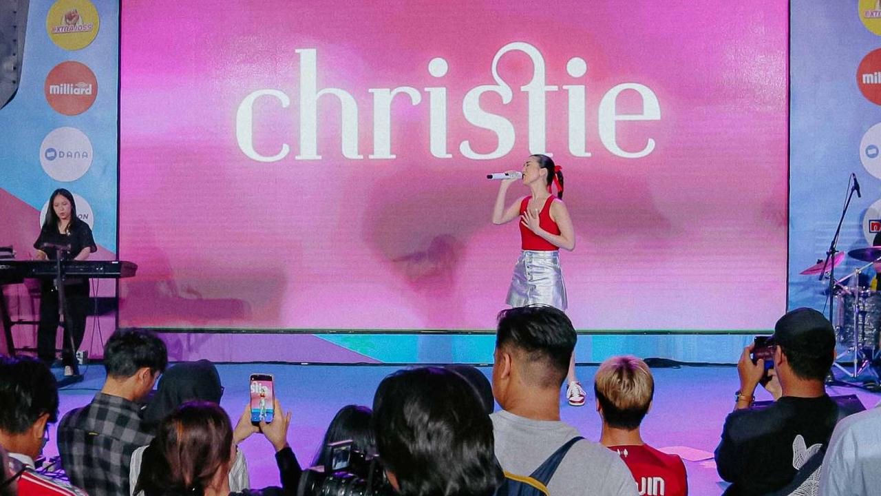 Penampilan Christie saat memeriahkan Vidio Premier League Festival di Jakarta, Sabtu (5/8/2023).