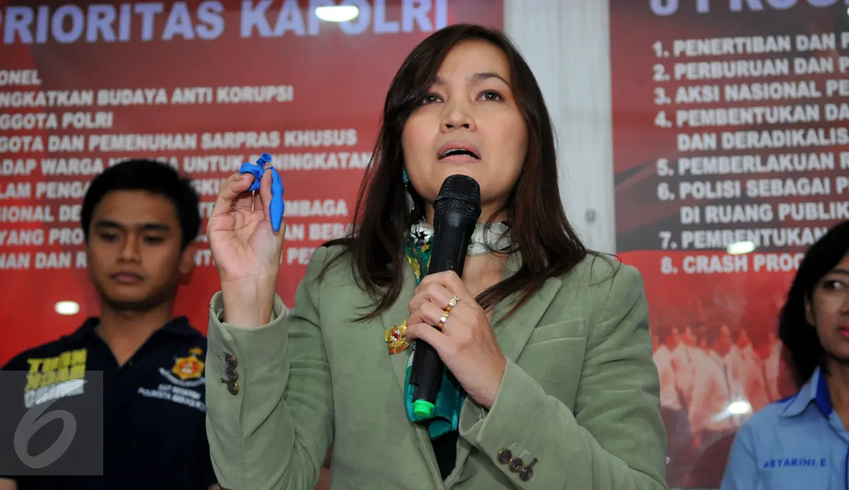 Petugas telah melakukan penyelidikan terkait jajanan yang diduga menggunakan alat kontrasepsi sebagai kemasannya, Jakarta, Kamis, (4/1/2016). Jajanan anak ini telah dicek oleh BPOM Serang Banten (Liputan6.com/Faisal R Syam)