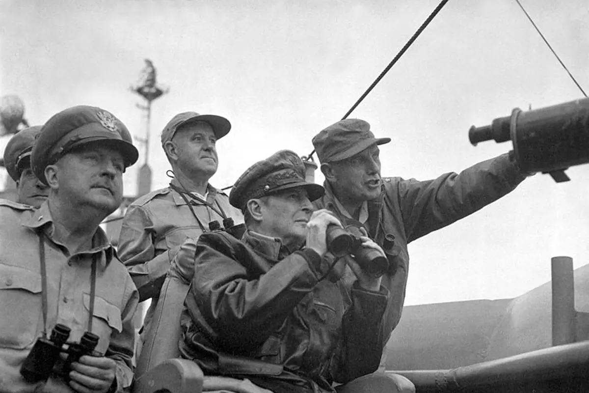 Jenderal Douglas MacArthur (tengah, duduk) (Wikimedia Commons)