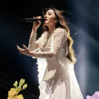 Mahalini tampil di hari ketiga Pestapora. Ia terlihat begitu memikat dengan busada dominasi  nuansa putih. [Foto: Instagram/ Mahalini]