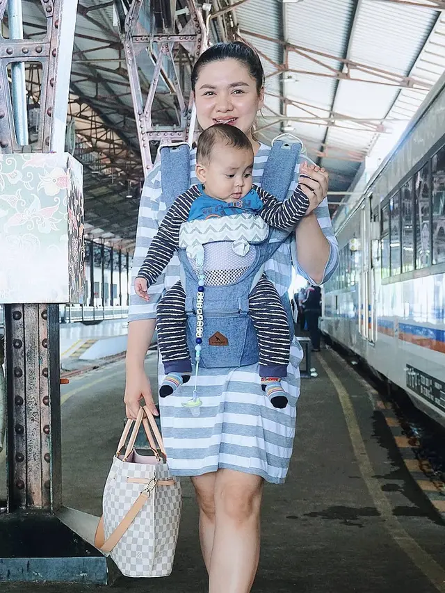 7 Kriteria Gendongan yang Direkomendasikan Dokter untuk Bawa Anak Saat Mudik Lebaran