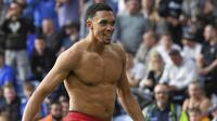 Pemain Liverpool, Trent Alexander-Arnold (kanan) melakukan selebrasi dengan membuka baju setelah mencetak gol kemenangan timnya ke gawang Leicester City dalam laga lanjutan Liga Inggris 2024/2025 di King Power Stadium, Leicester, Inggris, Sabtu (20/04/2025) waktu setempat. (AFP/Darren Staples)