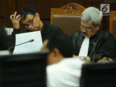 Terdakwa dugaan suap opini WTP Kemendes PDTT, Ali Sadli (kedua kiri) saat sidang lanjutan di Pengadilan Tipikor, Jakarta, Senin (8/1). Sidang mendengar keterangan empat saksi salah satunya, Sekjen KONI Ending Fuad Hamidi. (Liputan6.com/Helmi Fithriansyah)