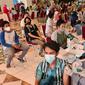 Suasana kegiataan vaksinasi Covid-19 massal untuk tenaga pendidik di Teraskota Mall. Tangerang Selatan, Banten, Rabu (28/04/2021). Lebih dari 3000 teanga pengajar ditargetkan mendapatkan vaksinasi. (merdeka.com/Arie Basuki)