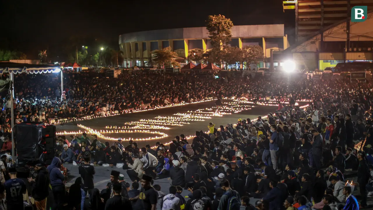 Foto: Gelar Doa Bersama, Ribuan Masyarakat Penuhi Stadion Kanjuruhan