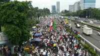 Makin siang massa aksi 212 di depan Gedung DPR/MPR kian bertambah (Liputan6.com/Nanda)