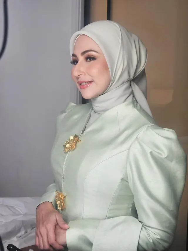 Sudah Dianggap Orangtua Sendiri, Gaya Deswita Maharani-Ferry Maryadi Pakai Seragam Keluarga Inti Nuansa Hijau Sage di Lamaran Syifa Hadju