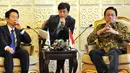 Ketua DPD RI Irman Gusman (kanan) menerima Gubenur Gyeonggi Republik Korea YM.Mr Nam Kung Pil (kiri) dan rombongan di Ruang Delegasi, Komplek Parlemen, Senayan, Jakarta, Senin (11/5/2015). (Liputan6.com/Andrian M Tunay) 