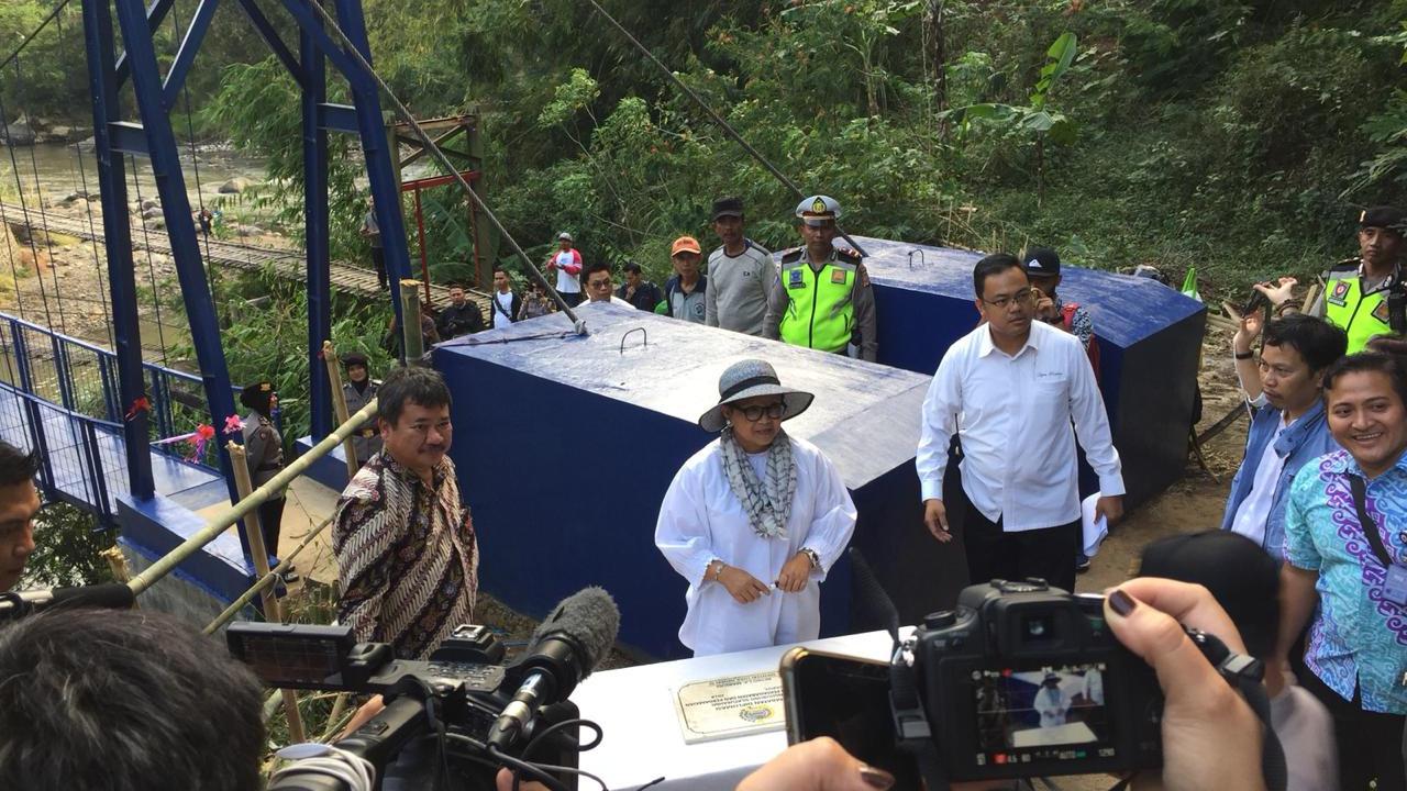 Menlu Retno Marsudi meresmikan Jembatan Diplomasi yang menghubungkan Desa Cibunar, Kecamatan Tarogong Kidul dan Desa Mangku Rakyat Kecamatan Cilawu, Garut, Jawa Barat pada Jumat (13/7/2018). (Liputan6.com/Teddy Tri Setio Berty)