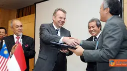 Citizen6, Jakarta: Acara ini juga disaaksikan oleh Second Minister of Planning and Resource Management  &amp; Minister of Public Utilities Negara Bagian Serawak The Honourable Datuk Amar Hj. Awang Tengah Ali Hasan. (Pengirim: Agus Trimukti)