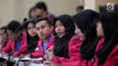 Peserta memberi pertanyaan saat mengikuti diskusi Sehari Jadi Menteri di Jakarta, Rabu (11/10). Program ini bertujuan untuk memberikan kesempatan bagi anak Indonesia untuk belajar menjadi pemimpin. (Liputan6.com/Faizal Fanani)