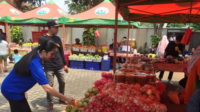 Bazar menjadi salah satu cara petani memasarkan langsung hasil pertaniannya ke masyarakat. (Dok  Inner City Management)