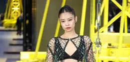 Idol sekaligus anggota BLACKPINK ini tampil dengan gaya yang lebih berani dari biasanya, memadukan bra hitam dengan set Chanel berbahan jaring transparan yang memancarkan kesan modern sekaligus edgy. [@blinkzi5es].