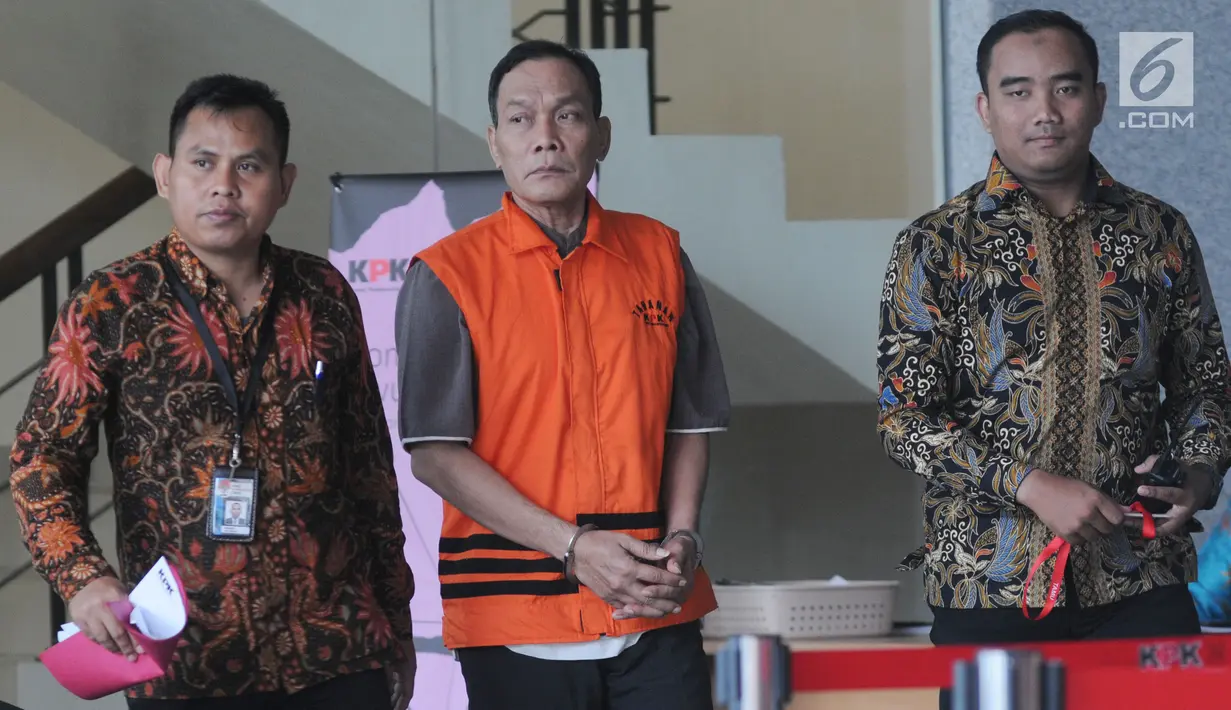 Tersangka kasus dugaan korupsi di PN Balikpapan tahun 2018, Kayat (tengah) usai menjalani pemeriksaan di Gedung KPK, Jakarta, Rabu (24/7/2019). Kayat diperiksa sebagai tersangka terkait menerima suap untuk membebaskan terdakwa kasus pemalsuan surat atas nama Sudarman. (merdeka.com/Dwi Narwoko)