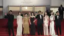 Song Kang-ho,Jang Young-nam, Park Jeong-su, Lim Su-jeong, sutradara Kim Ji-woon, Krystal Jung, Jeon Yeo-Been dan Oh Jung-se berpose setibanya di pemutaran perdana film 'Cobweb' di festival film internasional ke-76, Cannes. (Foto: Scott Garfitt/Invision/AP)