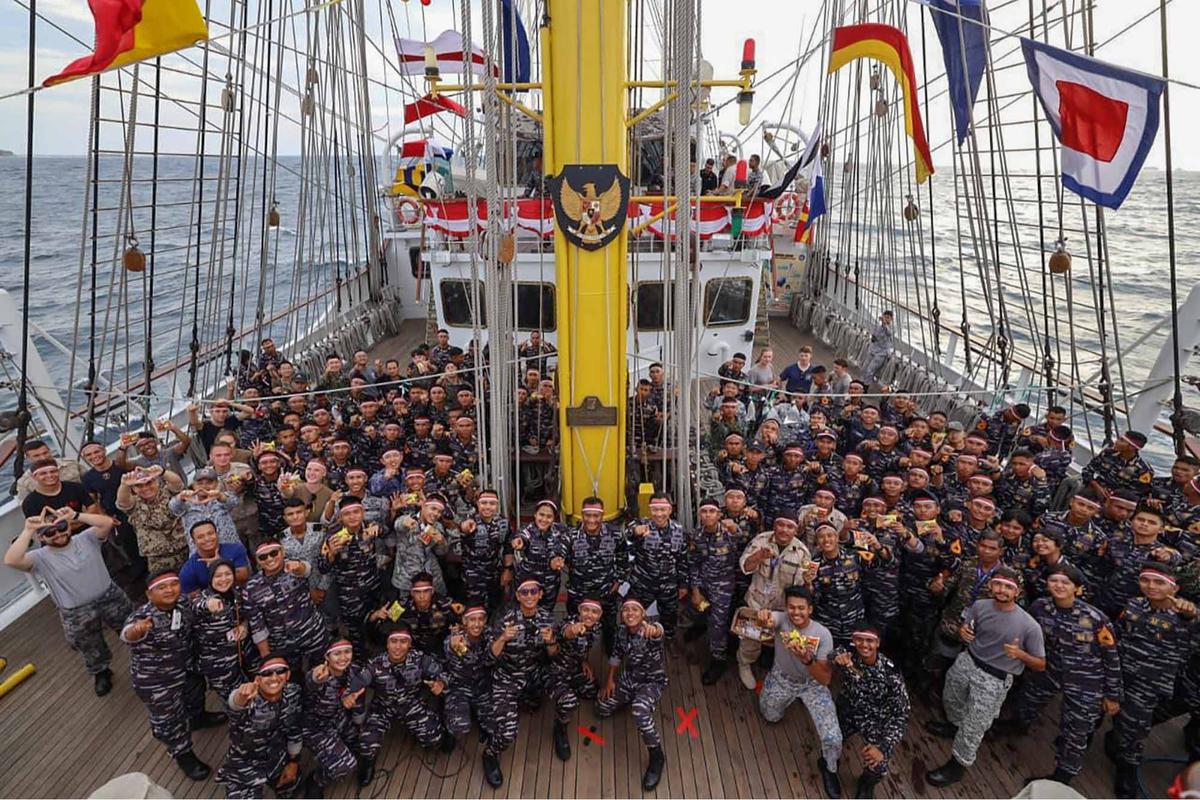 FOTO: Serunya Taruna AAL Rayakan 17 Agustusan di Tengah Laut
