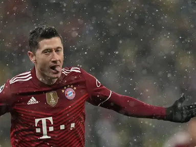 Penyerang Bayern Munchen Robert Lewandowski merayakan gol yang dicetaknya ke gawang Dynamo Kiev pada matchday kelima Grup E Liga Champions di NSC Olympiyskiy, Rabu (24/11/2021). Bayern Munchen menang tipis saat bertamu ke markas Dynamo Kiev dengan skor 2-1. (AP Photo/Efrem Lukatsky)