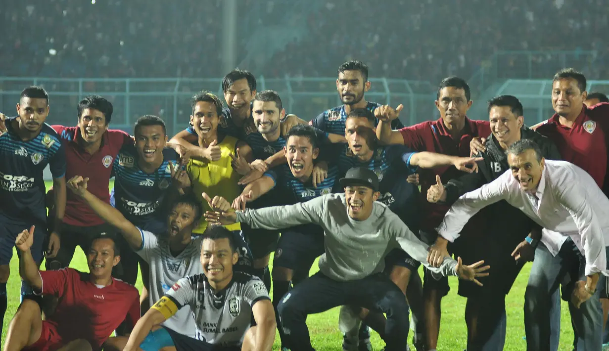 Selebrasi pemain Arema Cronus setelah menang melawan Sriwijaya FC dalam semifinal Torabika Bhayangkara Cup 2016 di Stadion Kanjuruhan, Kabupaten Malang, Kamis (31/3/2016). (Bola.com/Iwan Setiawan)