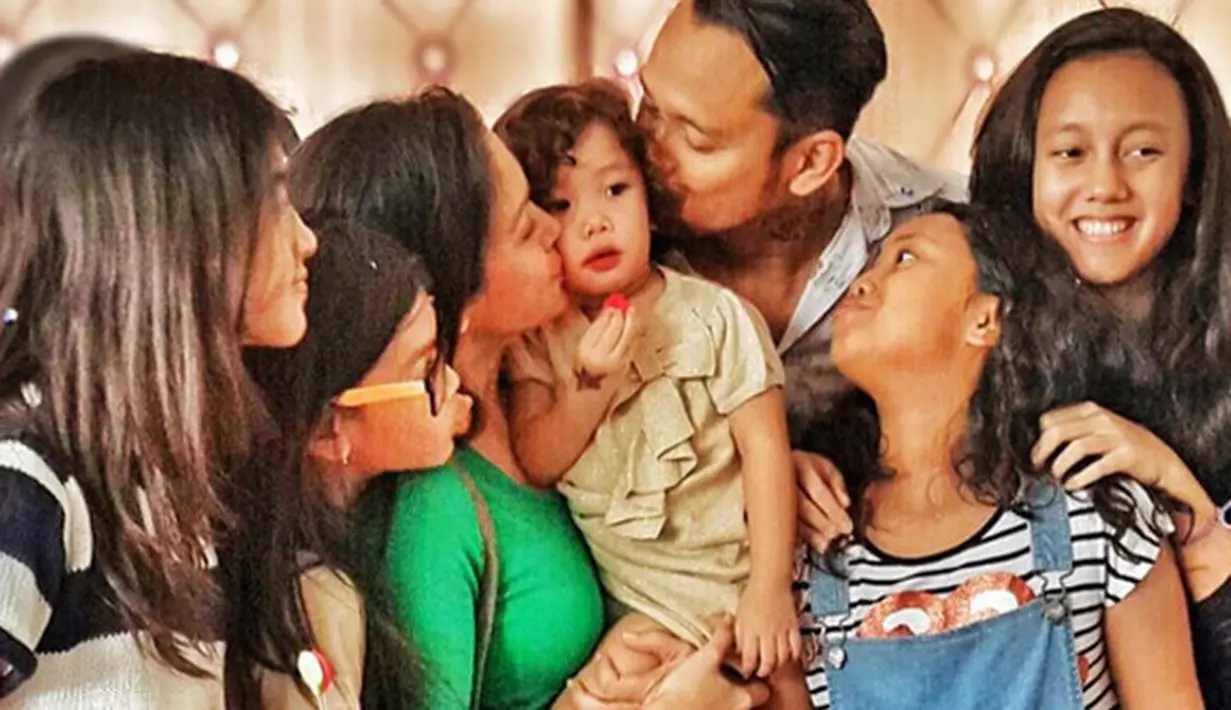 "7 Agustus 2017, 01.05 am..Tengah malam ini, aku ngga bisa bayangin kamu lagi apa.. Kamu pasti lagi tiduran di alas tipis yg kemaren aku bawain, pasti kamu cuman lg ngeliat ke langit" ruangan, pasti sepi," tulis Mieke  dini hari.  (Instagram/Bintang.com)