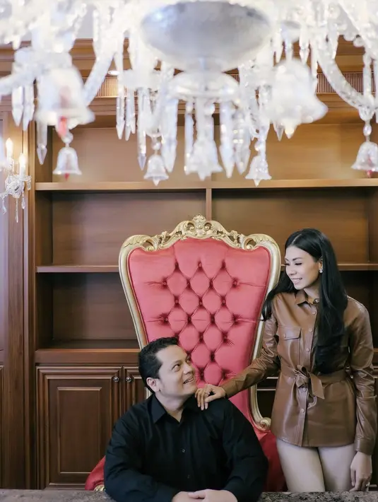 <p>Ia juga mengenakan kemeja dengan material kulit. Aksen pita lilit pada bagian pinggan memberikan aksen siluet yang sempurna. [Foto: Instagram/ Putri Hasibuan]</p>