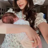 Melihat potret Alyssa Daguise momong anak dengan baju kembaran dan perhiasan ratusan juta (@alyssadaguise)