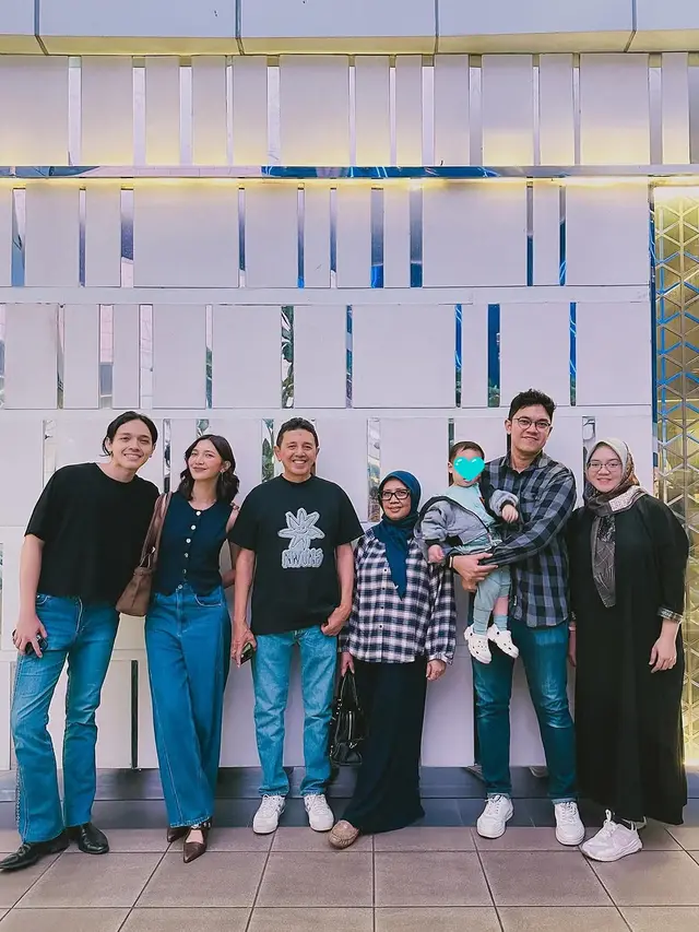 6 Potret Kejutan Ultah Faishal Tanjung Adik Sheila Dara, Nadin Amizah Ikut Meriahkan
