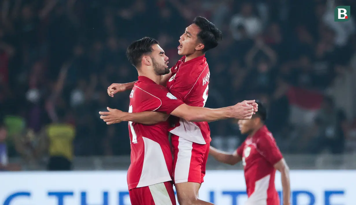 Pemain Timnas Indonesia U-23, Jens Raven, melakukan selebrasi setelah mencetak gol ke gawag Timnas Thailand U-23 pada laga semifinal Piala AFF U-23 2025 di Stadion Utama Gelora Bung Karno, Jakarta, Jumat (25/7/2025). (Bola.com/Abdul Aziz)
