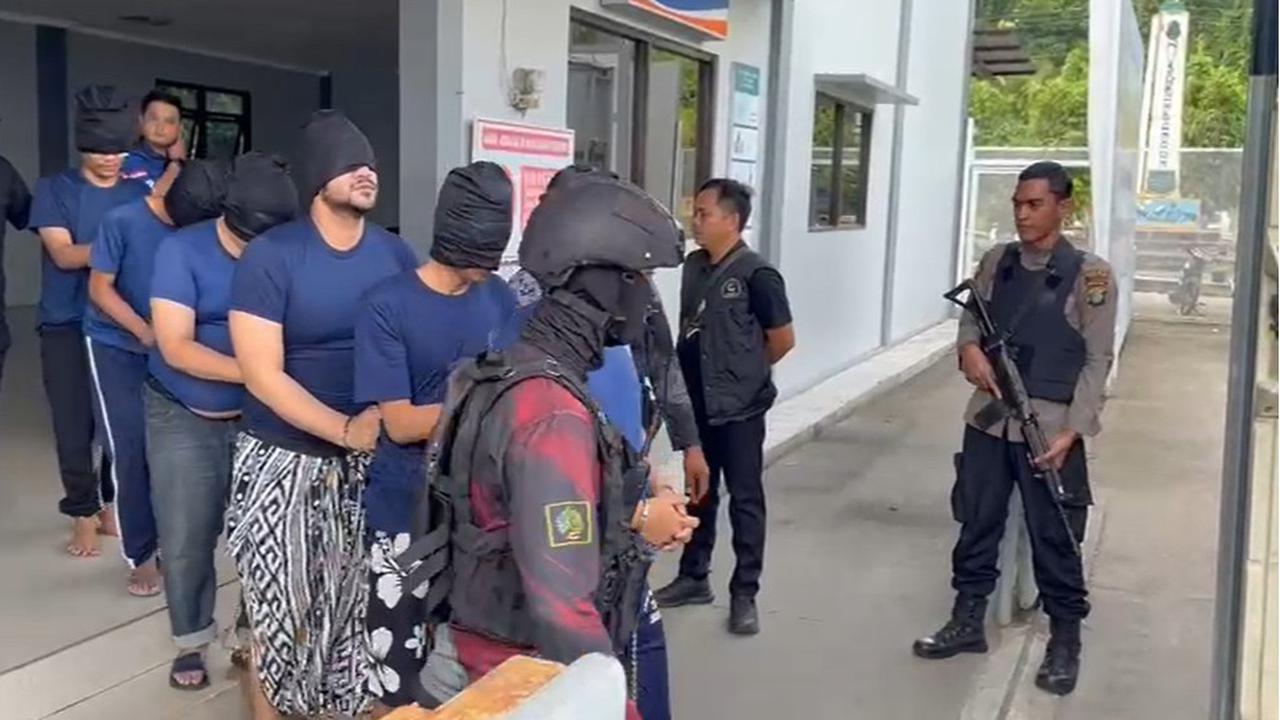 Wajah Ditutup Kain Hitam & Tangan Diborgol, Potret Ammar Zoni Dipindah ke Lapas Nusakambangan