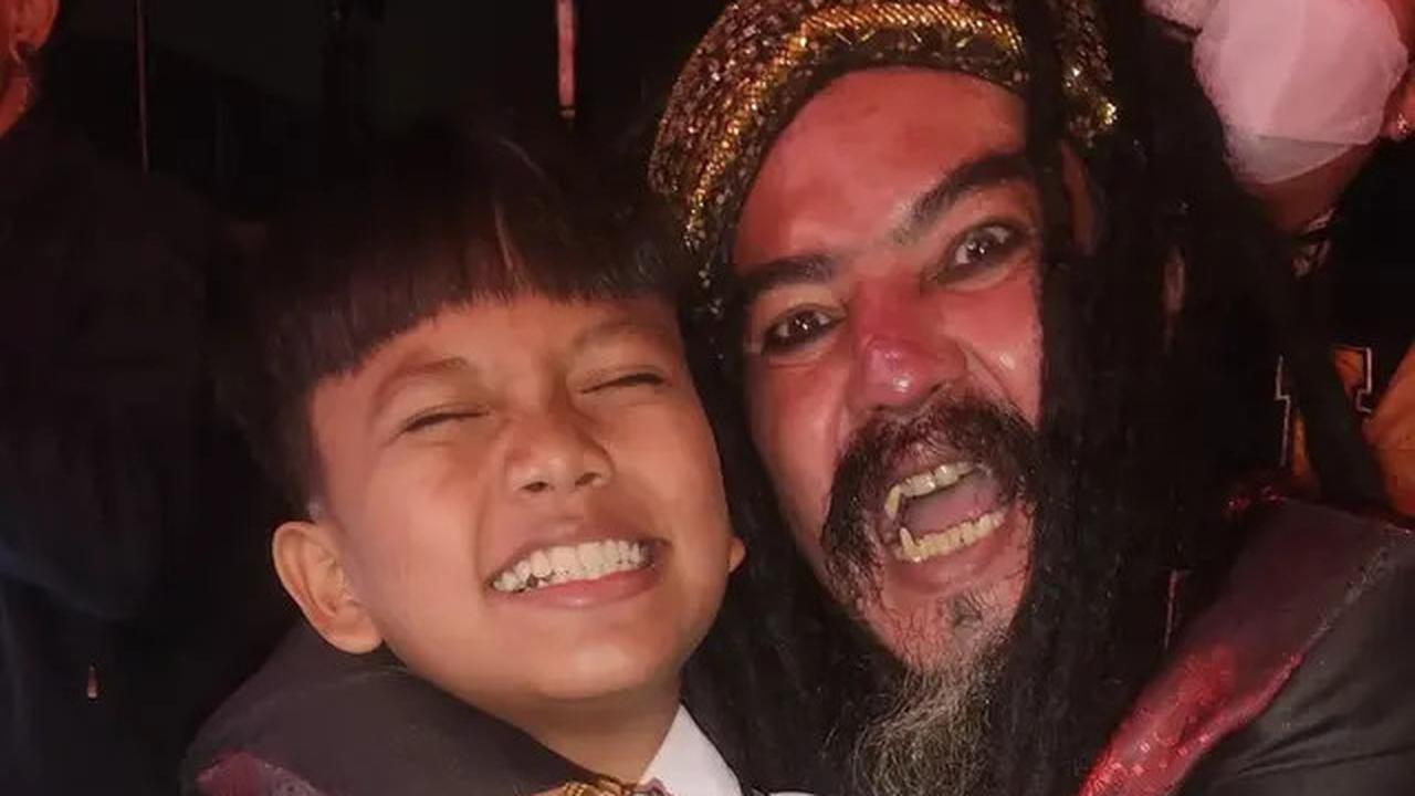 Intip Potret Limbad Pamer Gigi Taring yang Nyentrik, Ceritanya saat Umrah Viral