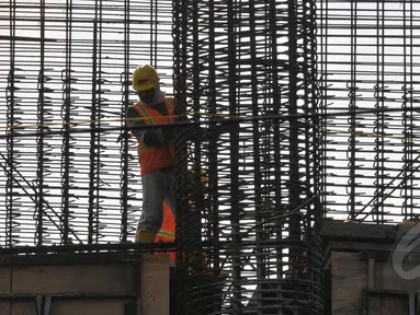 Pekerja menyelesaikan proyek pembangunan gedung di kawasan Palmerah, Jakarta, Senin (30/3/2015). Tahun 2015, BPJS Ketenagakerjaan menargetkan mampu mendapatkan 22,3 juta peserta BPJS jumlah ini naik dari tahun 2014. (Liputan6.com/Johan Tallo)