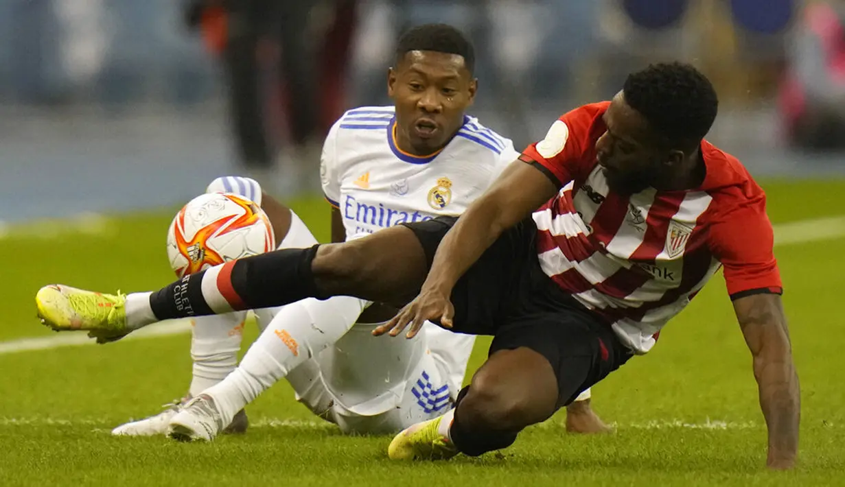 Pemain Athletic Bilbao Inaki Williams (kiri) berebut bola dengan pemain Real Madrid David Alaba pada pertandingan sepak bola final Piala Super Spanyol di Stadion King Fahd, Riyadh, Arab Saudi, 16 Januari 2022. Real Madrid menang 2-0. (AP Photo/Hassan Ammar)