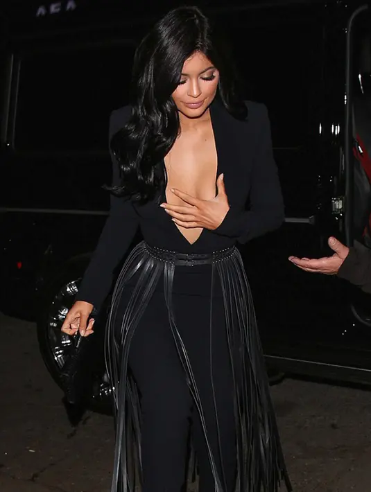 Kylie Jenner tampak seksi dengan belahan dada yang tampak saat keluar makan malam di California Kamis malam waktu setempat. Dia ditemani oleh rapper terkenal Tyga. (Dailymail)