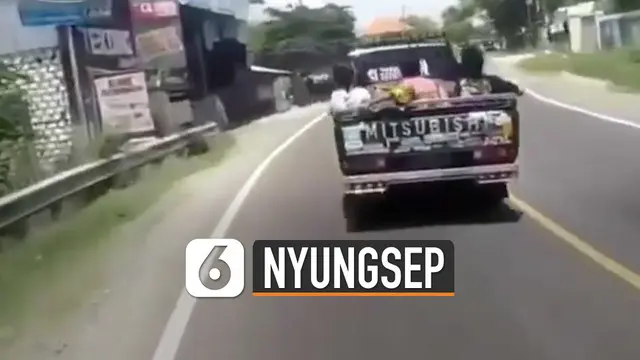 VIDEO: Perekam Video Nyungsep Gara-Gara Mobil Pick Up Berjalan Goyang-Goyang