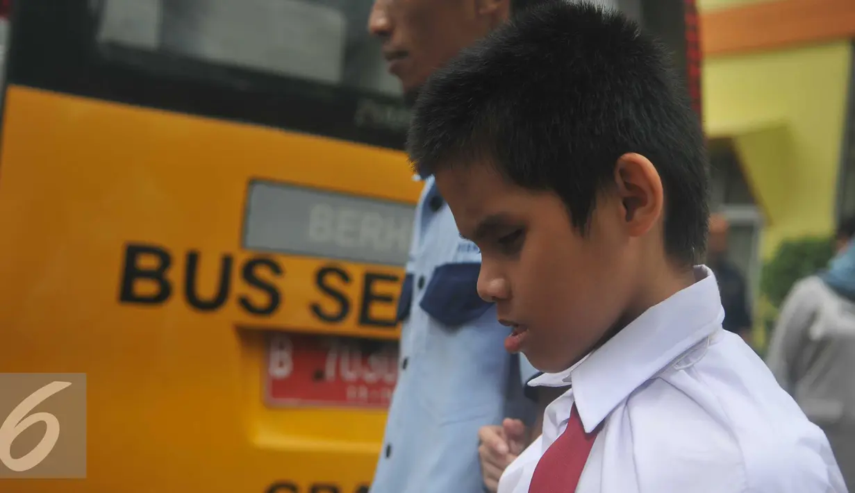 Siswa diantarkan ke pelayanan bus sekolah khusus bagi pelajar penyandang disabilitas di Jakarta, Selasa (2/2). Pemprov DKI Jakarta melalui Dishub memfasilitasi kendaraan bus sekolah gratis untuk pelajar berkebutuhan khusus. (Liputan6.com/Gempur M Surya)