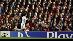 Pemain depan Real Madrid, Cristiano Ronaldo berlari merayakan golnya ke gawang Liverpool pada laga Liga Champions Grup B di Stadion Anfield, (23/10/2014). (REUTERS/Phil Noble)
